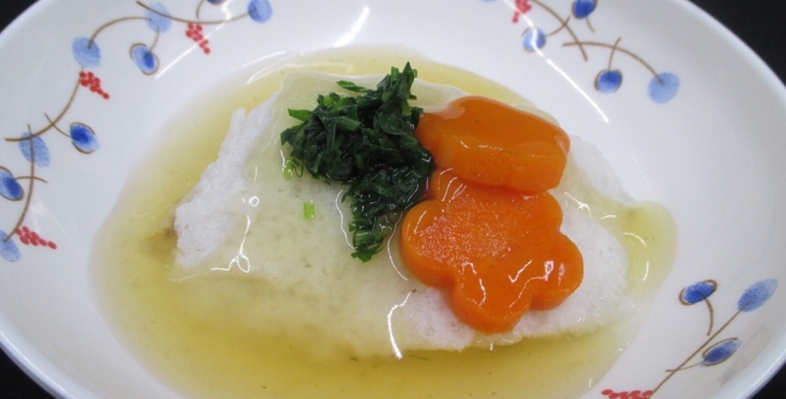 三つ葉を用いた「鰆の大根蒸し」