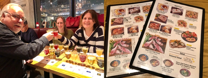 左:「ビアバルNAGAOKAYA」で乾杯する外国人客の様子、右:「ビアバルNAGAOKAYA」の中国語と英語のメニュー表