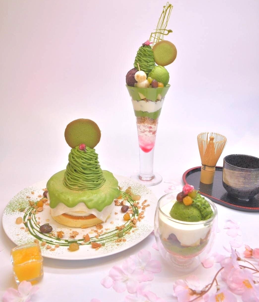「桜香るとろ~り抹茶パンケーキ」(左下)/「堪能 桜抹茶パフェ」(真ん中)/「抹茶ミニパフェ」(右下)