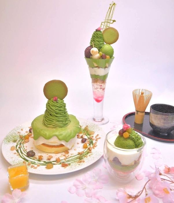 「桜香るとろ~り抹茶パンケーキ」(左下)/「堪能 桜抹茶パフェ」(真ん中)/「抹茶ミニパフェ」(右下)