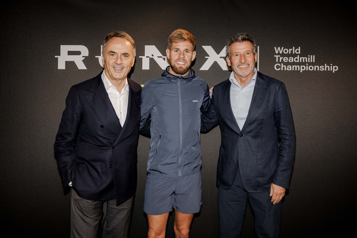 (左から)Technogym創業者兼CEO ネリオ・アレッサンドリ、2025年世界陸上選手権男子10&#44;000m金メダリスト ジミー・グレシエ選手(仏)、世界陸連 セバスチャン・コー会長