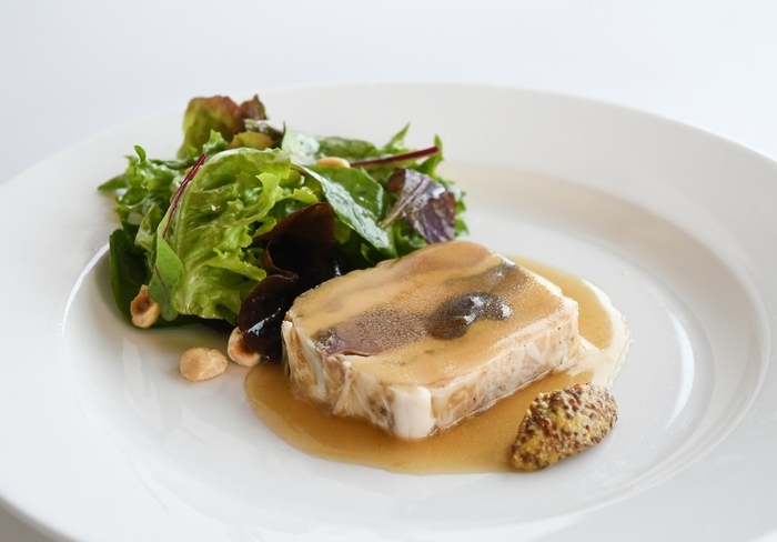 ”五島地鶏しまさざなみ”とプルーンのプレッセ コンソメソースとナッツの香るプティサラダを添えて