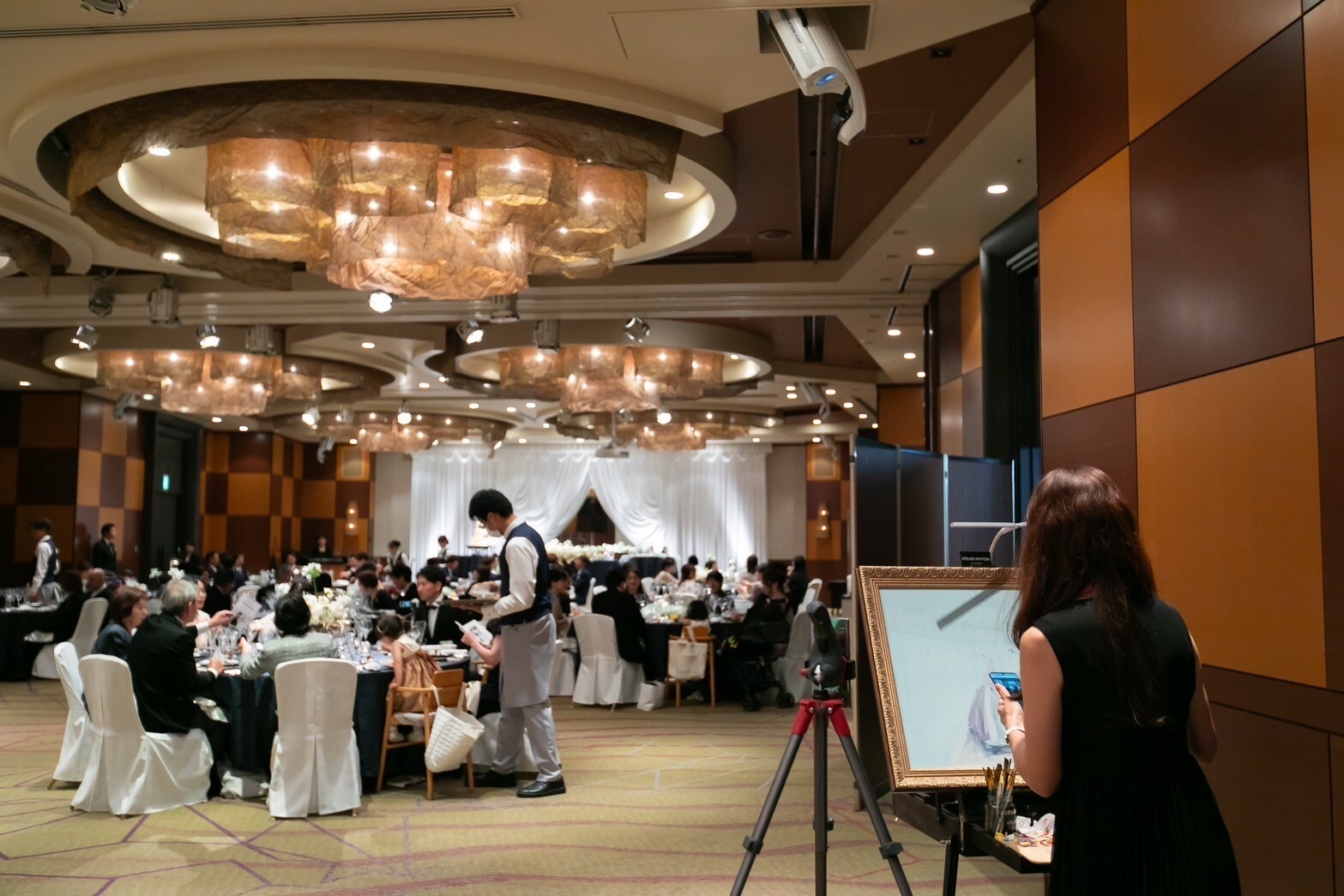 露宴の最中に会場内でライブ・ウェディング・ペインティング