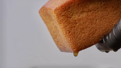 大阪「Touchez du bois」から、“熟成させる”ブランデーケーキが新登場。 「プレミアムブランデーケーキ」11月1日〜オンライン先行発売。 11月5日からは大丸東京店1階MVPスイーツに期間限定出店。限定バターサンドも登場。