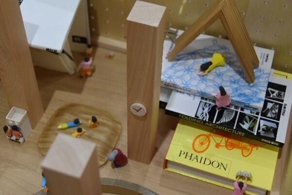 1/30スケールの人と1/1の本が織りなす楽しい世界