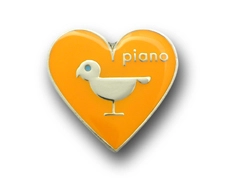 PINS FACTORY（ピンズファクトリー）　ピンズ実例紹介1938.jp（宮原嵩生）　様　「LOVEBIRD PIANO PINS」★可愛らしいオリジナルピンズが写真展の思い出に！