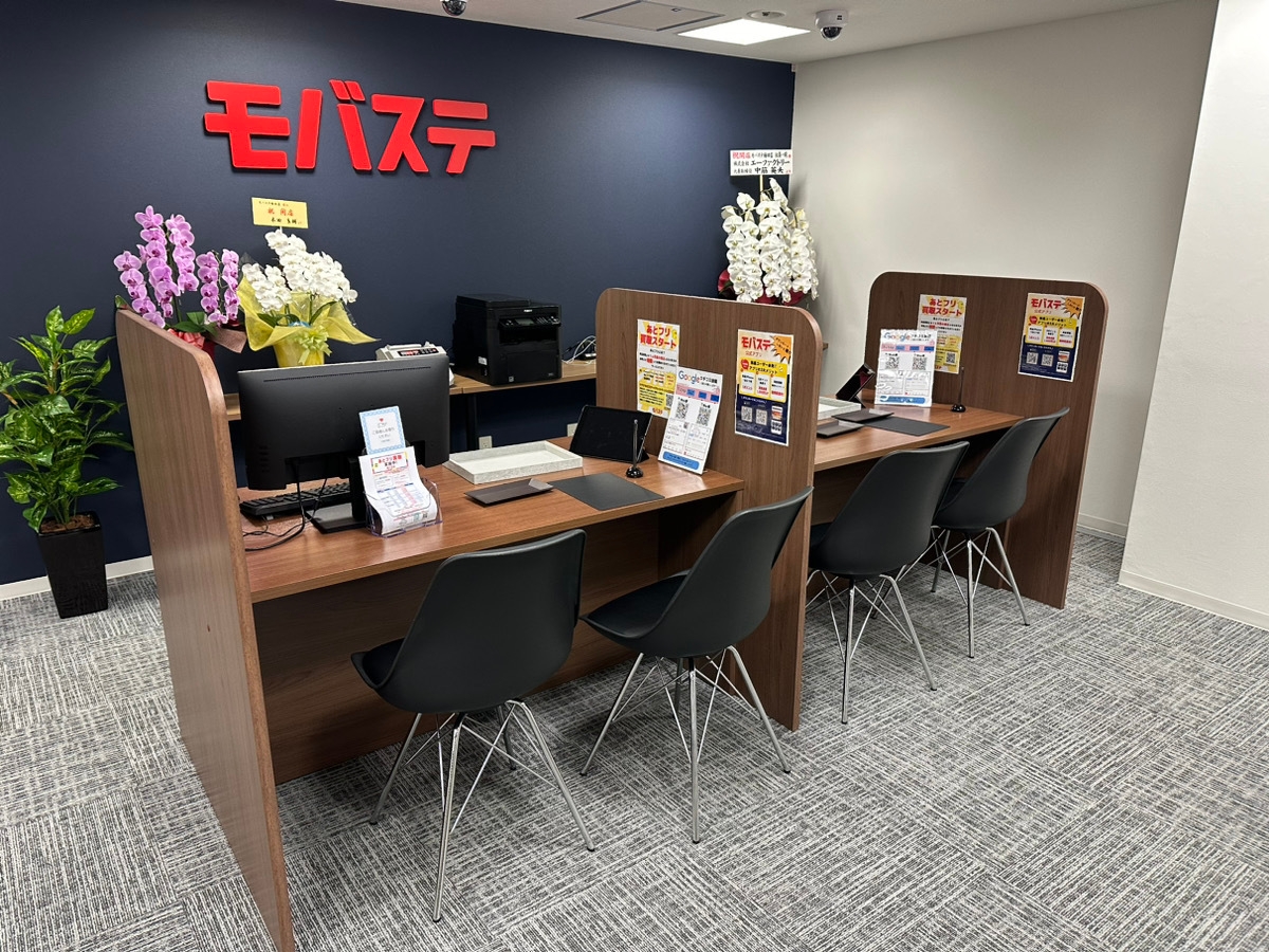 「モバステ神戸三宮店」店頭カウンター(1)