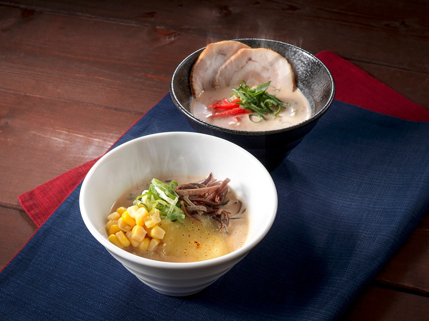 (上)九州とんこつラーメン (下)味噌チーズラーメン チーズエスプーマ