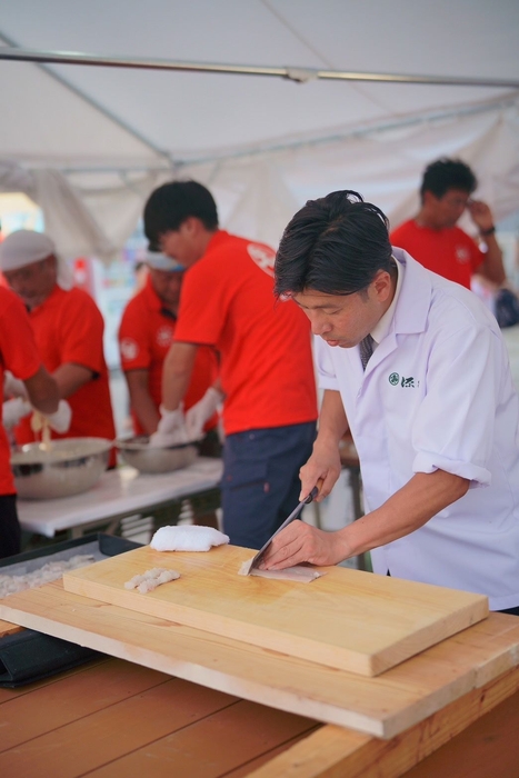 鱧湯引きふるまい