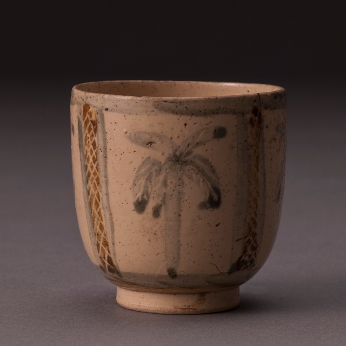 (14) 染付鉄絵椰子木文湯呑茶碗 沖縄県/琉球焼(おそらくは壺屋焼)