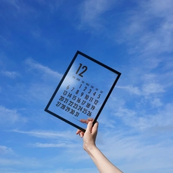 透明素材を活かした「文字だけが浮かぶカレンダー」9/1発売 　再生材100％使用　環境に配慮したもの選びを日常に