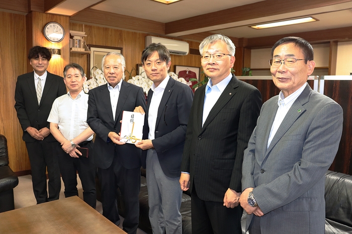 贈呈式に出席した(右から)渡邉良人・学園専務理事、平野学長、加計理事長、平田会長と同窓会の山口一裕、瀬良道訓両副会長