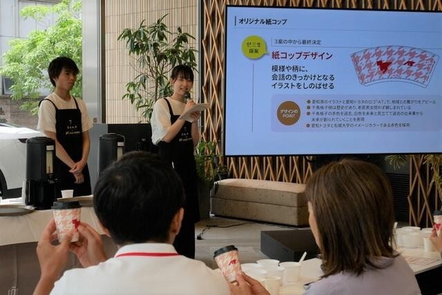 午前の部でプレゼンするいずれも3年の北山葉南さん(右)と岡秀昭さん