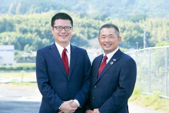 (左から)インテグループ 佐藤 優哉、シュライン物流 長坂 晃匡氏