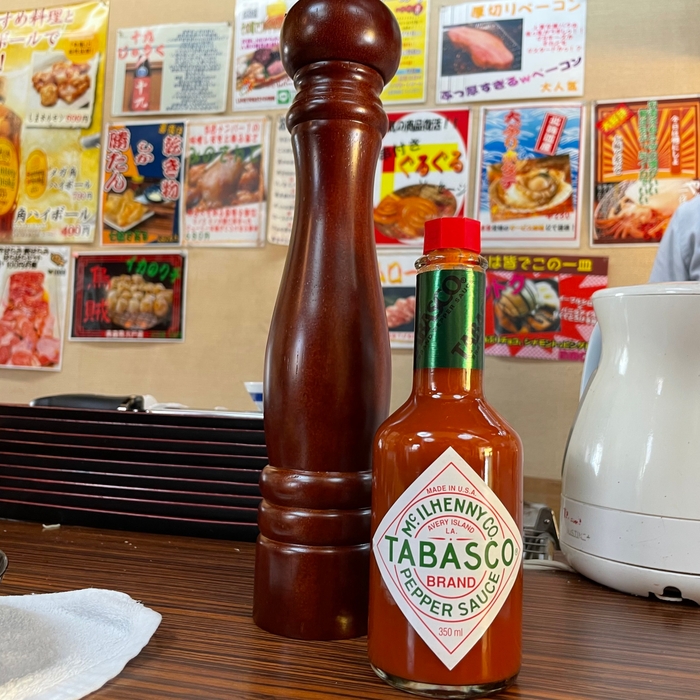 卓上ペッパーとタバスコ