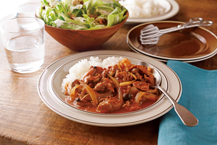 ハッシュドポーク献立:おトクな豚こまをハッシュドソースに漬けるだけで、極上の柔らかさに大変身♪ 煮ている5分の間に副菜「シンプルシーザーサラダ」を盛って、おしゃれな洋風献立が完成!