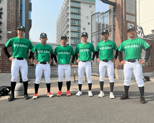 安井監督(右端)も一緒に記念撮影