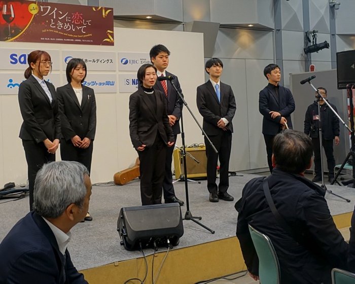 学生たちは岡山理大ワインについて説明