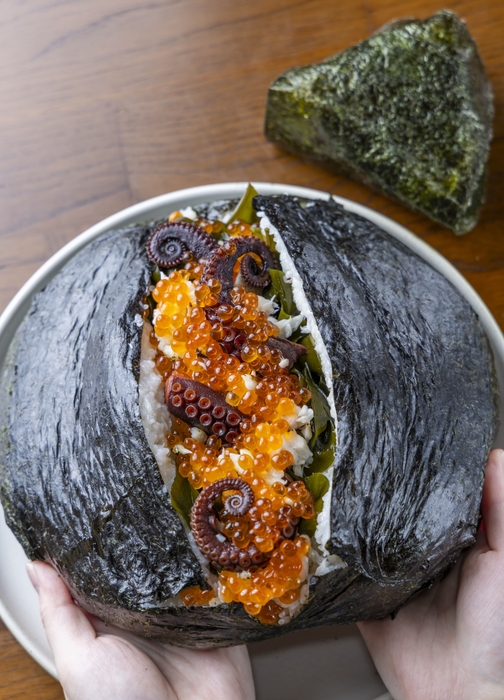 総重量 約2kg!ばくだんおにぎり