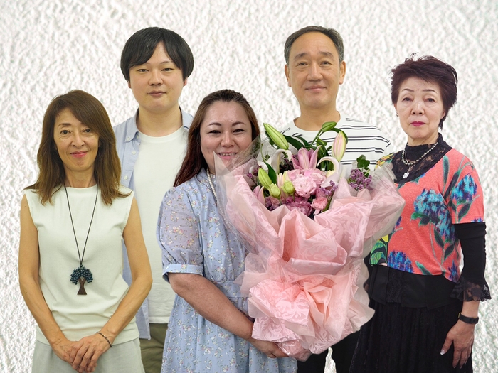 SIZUKU(中央)と期君路参(左から嶋津美紀、伊東和哉、齊藤義久、石井ひとみ)