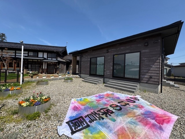 完成した凧(園庭にて)