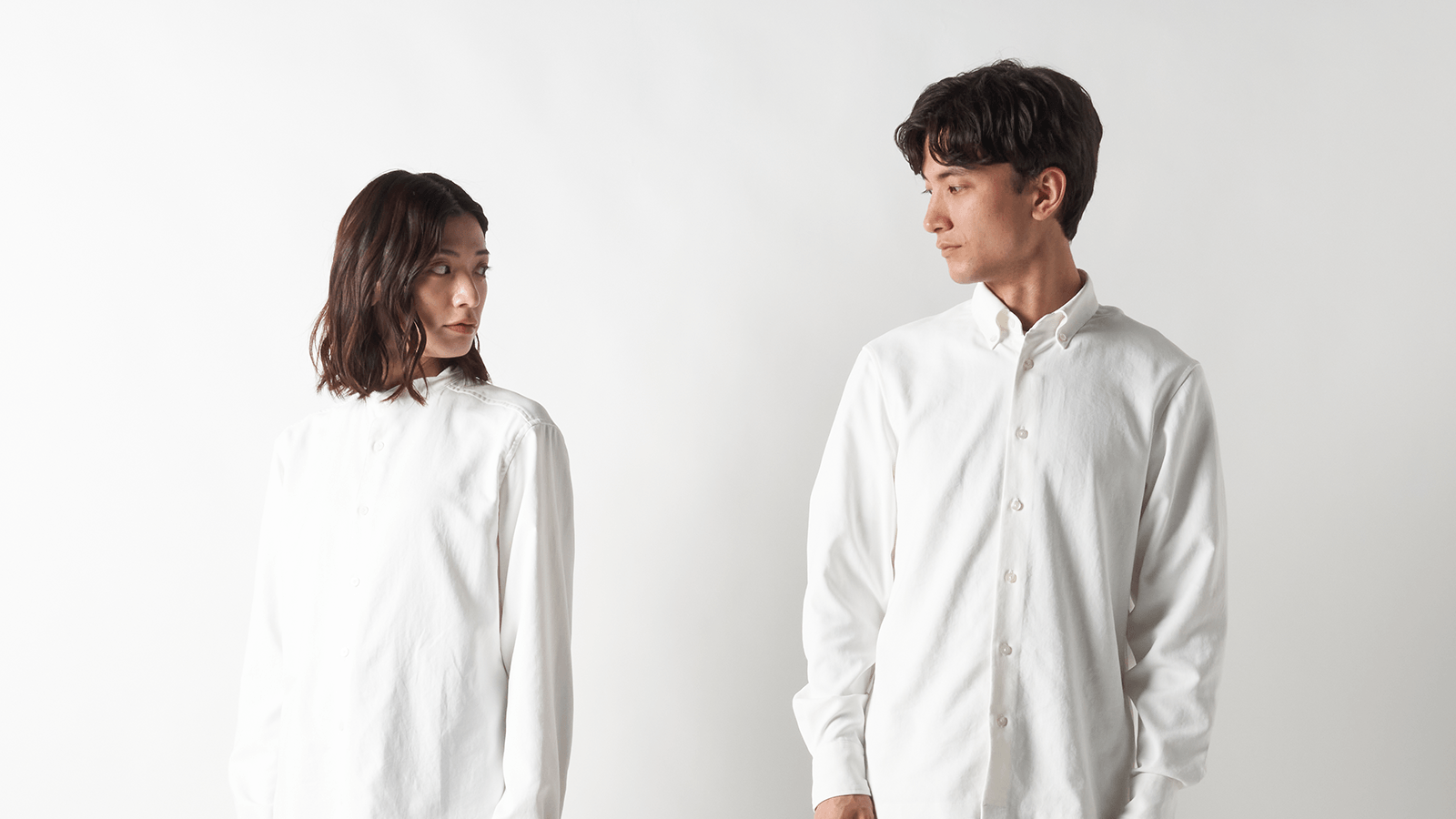「カミフ™シャツ」左:バンドカラーシャツ、右:ボタンダウンシャツ