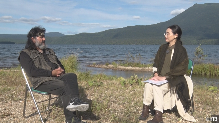 「pararu 大きな道 ~アイヌの心 世界へ~」左から秋辺デポさん、中嶋朋子さん(C)HTB