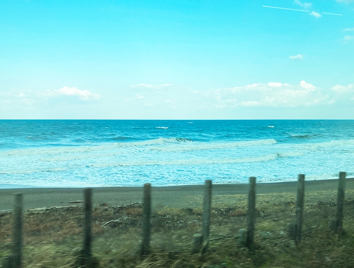 車窓から見える海(新潟県糸魚川市：日本海ひすいライン)