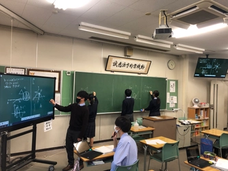 麗澤中学・高等学校 全教室で電子黒板を活用したハイフレックス型授業を展開中！ 自分を感動させる　生徒主体のＩＣＴ活用