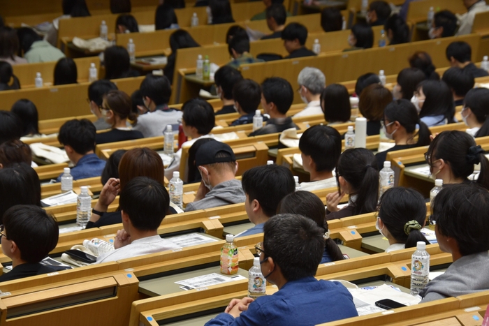 大学紹介などを熱心に聞く参加者