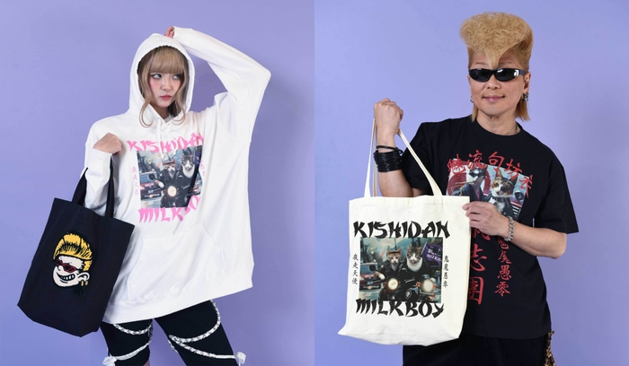 左) パーカー 15,950円/トートバッグ 7,700円 右) Tシャツ 11,550円/トートバッグ 7,150円(全て税込み)