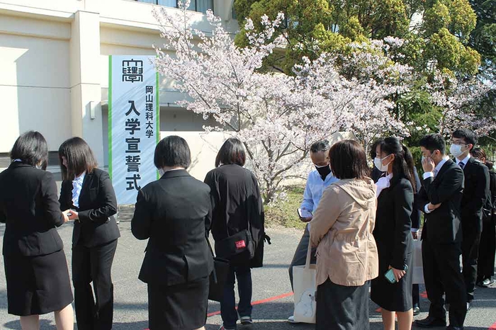 満開の桜が入学生を迎えました
