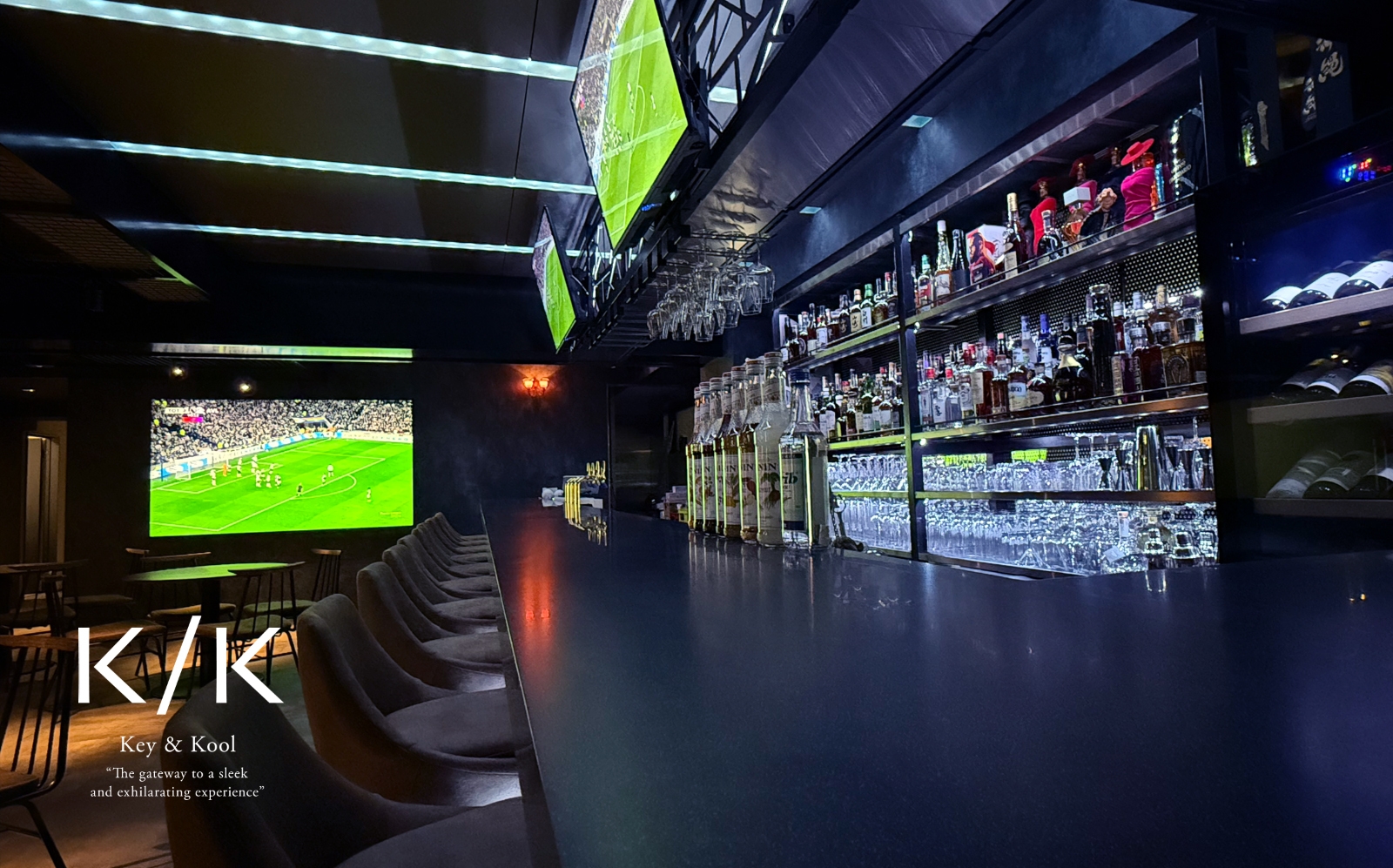 大型モニターとバーカウンター