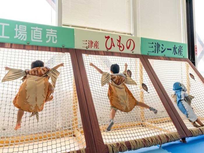 親子連れに人気！SNSでも盛り上がった「干されるアジ」2