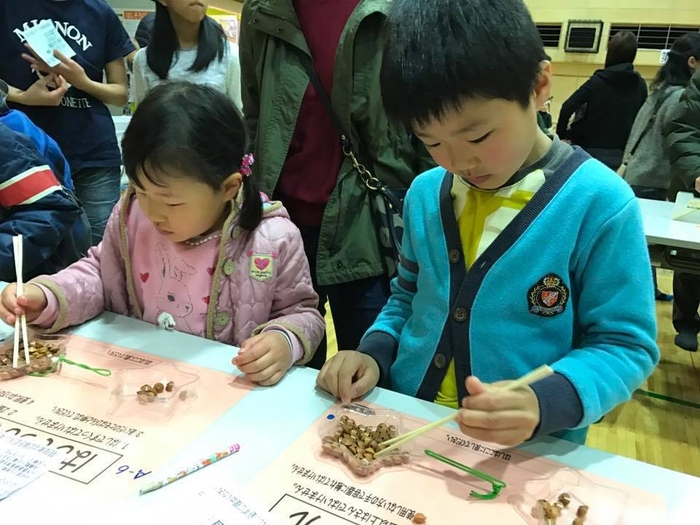 お箸でそろばん珠をつかむゲームは参加者に大人気!