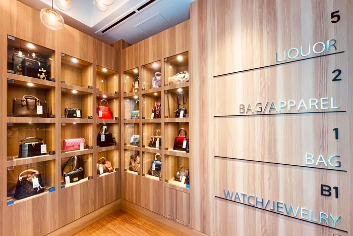 入口には選りすぐりのバッグが陳列