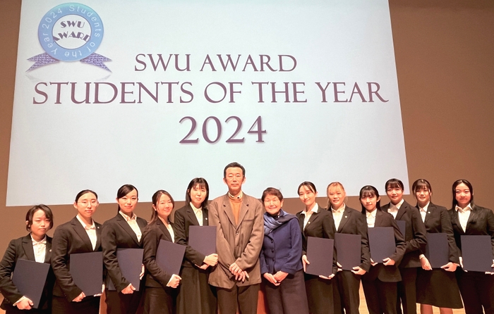 坂東眞理子総長、金尾朗学長とStudents of the Year 2024 受賞者