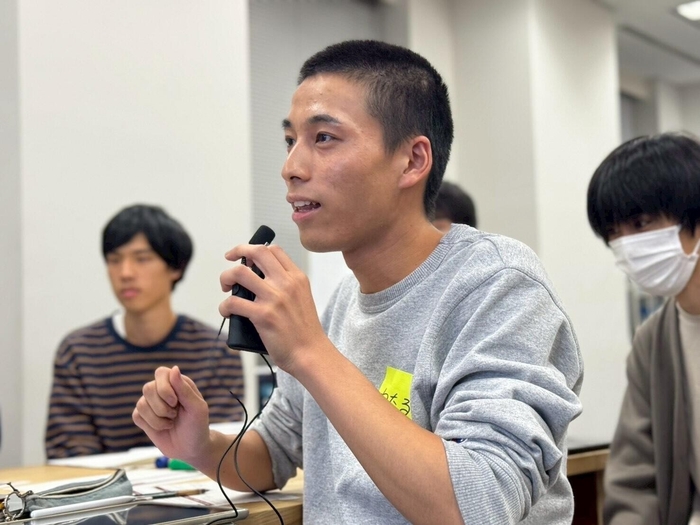 質問をする参加者