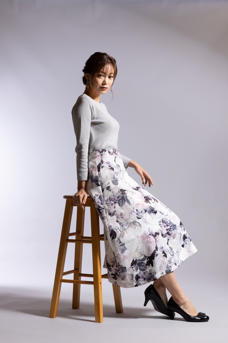 9分袖ニットトップス／襟付きインナー付属(9,900円)、セミフレアプリントスカート(8,800円)