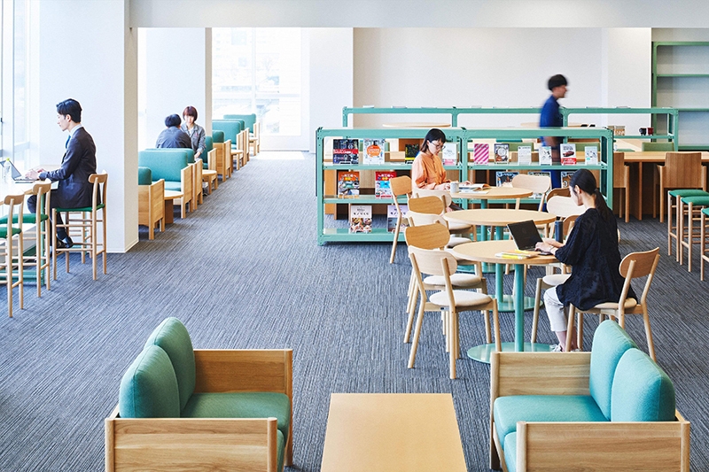 SICは平日10~21時、土日祝は10~18時まで開場。この間、会員はフリースペースの「THE CORE」内の施設を自由に使うことができる。ここは利用者同士の交流を促進するオープンスペース