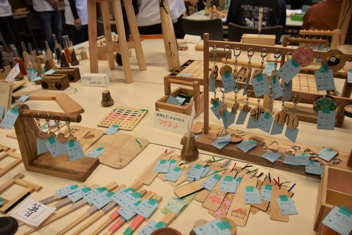 多彩な木工製品を展示・販売