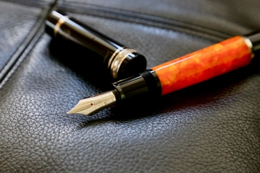 イタリア筆記具ブランドD-Nの旗艦モデルの “オーバーサイズ”万年筆が特別仕様で復活　 6月中旬に先行予約販売始まります。