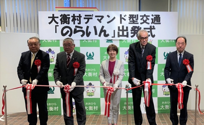 4月1日(火)に大衡村役場で行われた、出発式の様子。 (写真中央)大衡村 小川 ひろみ村長、 (写真一番左)大新東株式会社 取締役執行役員 事業本部長 加倉井 啓雄