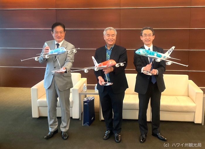 左:ANAホールディングス株式会社 平子裕志 取締役副会長、中央:イゲ知事 右:全日本空輸株式会社 井上慎一 代表取締役社長