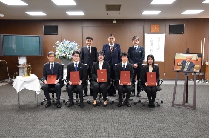 授与式で記念撮影に収まる受賞者(前列)。後列は(左から)伊川正樹学務センター長、小原学長、犬飼斉学務センター事務部長