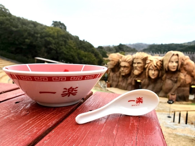 ▲2等の「NARUTO&BORUTO 忍里」限定グッズでは、「一楽ラーメンセット」や「一楽ラーメン どんぶり&れんげセット」が手に入る!