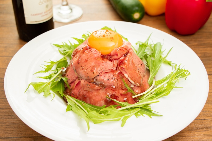 これぞ王道!ローストビーフ丼。オニオンソースで肉のうまみを最大限に引き出します。