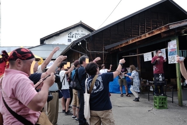 屋外で蔵元たちとみんなで乾杯!秋の行楽ならではの楽しみを満喫