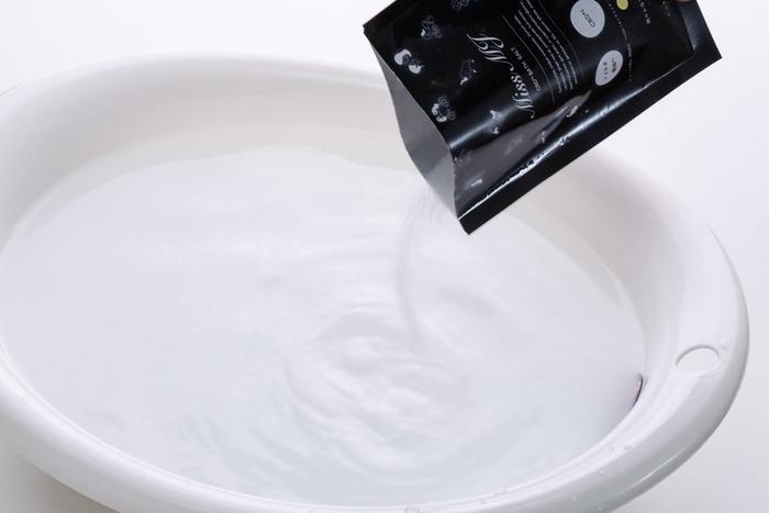 お湯に入れると素早く溶ける。同時に、レモングラス油による自然で爽やかな香りがほわんと広がる。