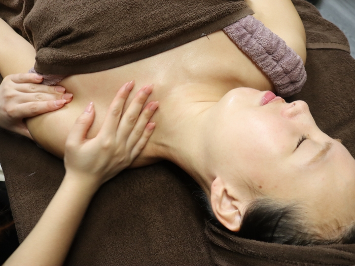 顔の土台となる首デコルテ肩甲骨にもアプローチ